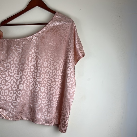 Entro Woman’s Off-the shoulder top Large pink shinny leopard short sleeve - Picture 2 of 4